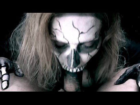 ❤️ Ragazza demone che succhia il cazzo con la sua bocca nera e ingoia lo sperma ️ Video di sessoal it.nudexxx.ru ❌